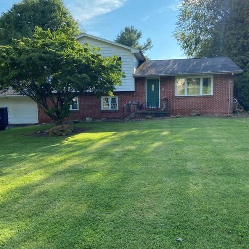 205 Randall Dr, New Castle, PA 16105-5145