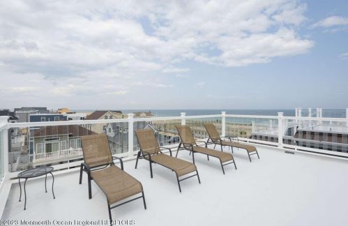 5 Fort Ave, Pelican Island NJ  08751-1512 exterior