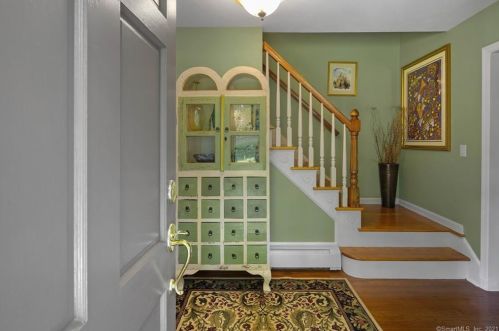 102 Briar Brae Rd, Stamford, CT 06903-1722