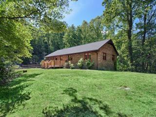402 Rockwood Dr, Hendersonville, NC 28792-8315