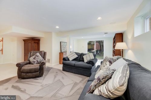 6820 Spur Rd, Springfield VA 22152-2638 exterior