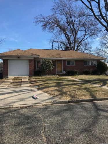 1089 Thompson Dr, Bayshore, NY 11706-6214