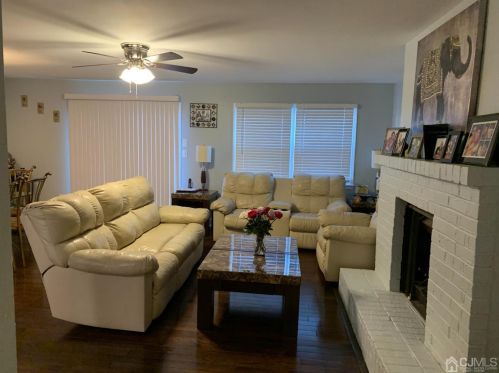 70 Highview Dr, Woodbridge, NJ 07095-3908