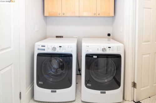 5766 Ayala Ave, Oakland CA 94609-1742 exterior