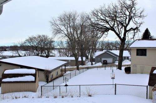 1032 Shoreacres Dr, Fairmont, MN 56031-2237