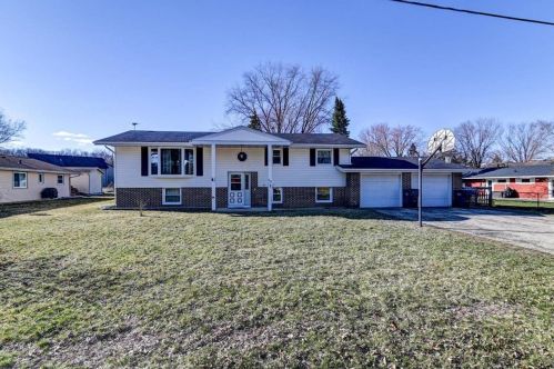587 South St, Poynette, WI 53955-9634