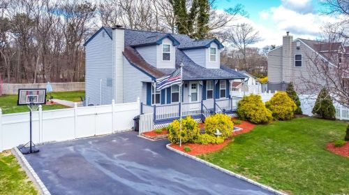 86 Madison St, Manor Park, NY 11950-3811