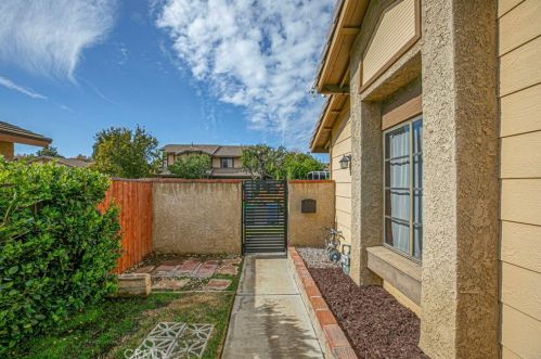 25776 Covala Ct, Santa Clarita CA  91355-2262 exterior