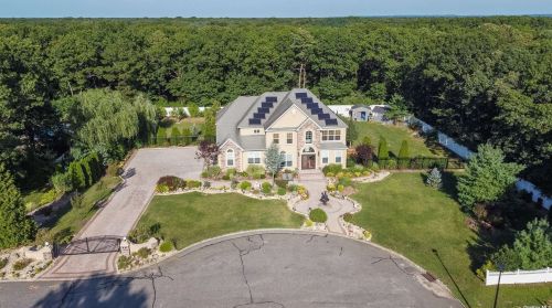 29 Apple Ct, Panamoka, NY 11961-1940
