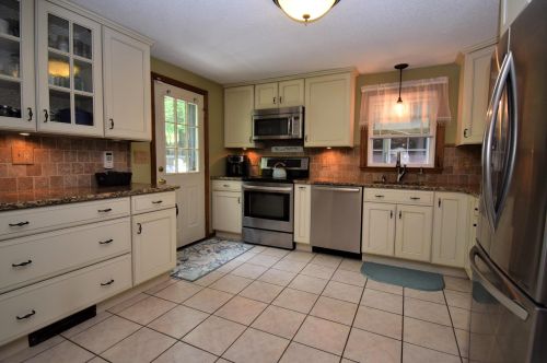 1 San Antonio Dr, Fremont NH  03044-8204 exterior