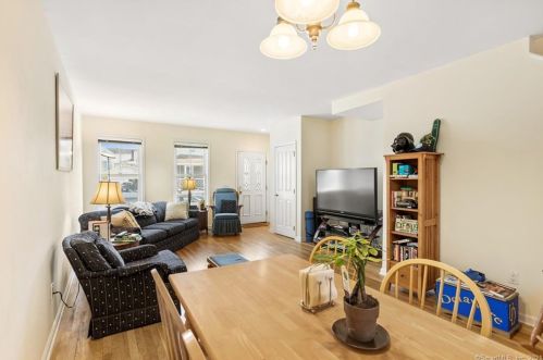 17 Dolsen Pl, Stamford CT  06901-1106 exterior
