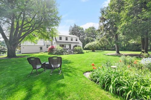 15 Jesse Lee Dr, Bridgeport, CT 06612-1815