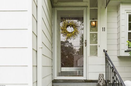11 Floyd Rd, Verona, NJ 07044-2521
