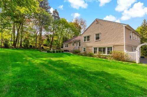 51 Meadow Rd, Briarcliff NY  10510-1134 exterior