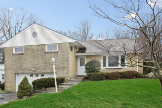 4 Ann Pl, Valhalla, NY 10595-1432