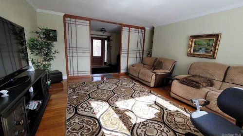 15 Mont Ave, Huntington Station NY 11746-6835 exterior