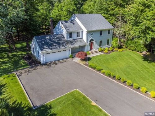 2 Sparrowbush Rd, Mahwah NJ  07430-1525 exterior