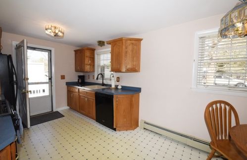 68 Auburn St, Whitman, MA 02382-2308