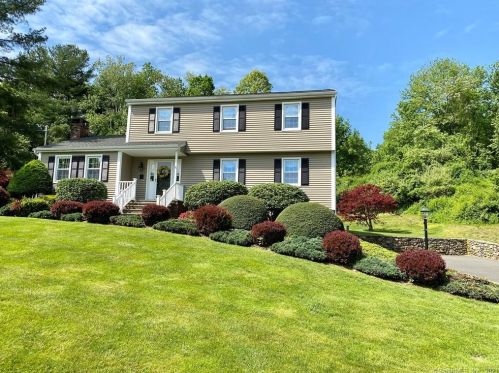7 Lagana Ln, Huntington, CT 06484-1742