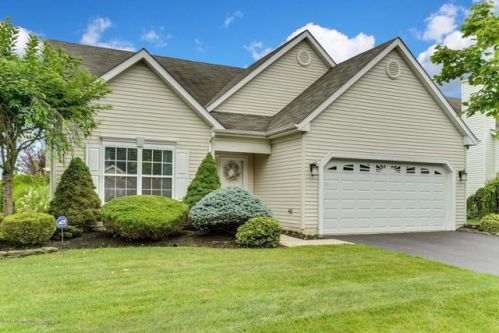 97 Skyline Dr, Lakewood, NJ 08701-5745