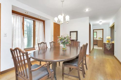 27 Bridge Rd, Upper Stepney CT  06468-2928 exterior