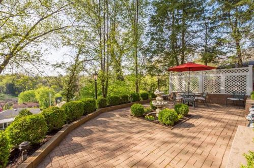 52 Dutch Ln, Pittsburgh, PA 15236-4325