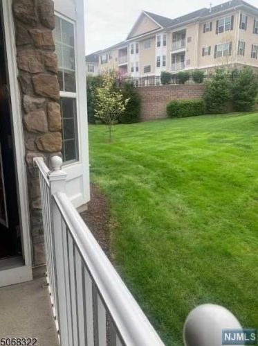 8 Pebble Rd, West Paterson, NJ 07424-4269