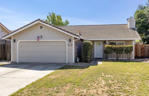 681 Spring Dr, Hollister, CA 95023-3468