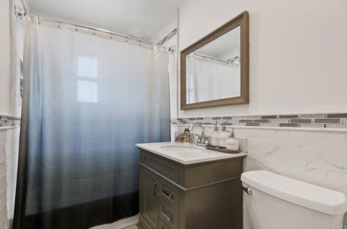 2543 Tiemann Ave, Bronx NY  10469-6111 exterior
