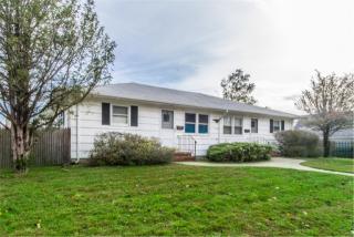 812 Walnut St, North Lindenhurst, NY 11757-5663