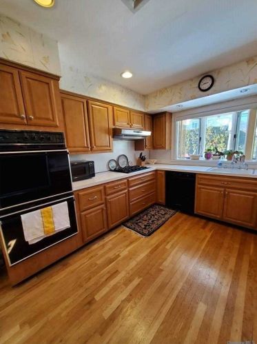 174 Old Courthouse Rd, New Hyde Park, NY 11040-1227