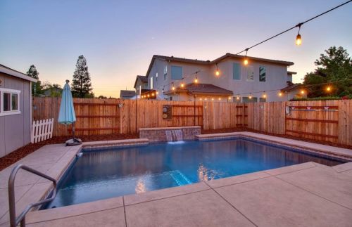 9674 Two Harbors Dr, Elk Grove CA  95624-4491 exterior