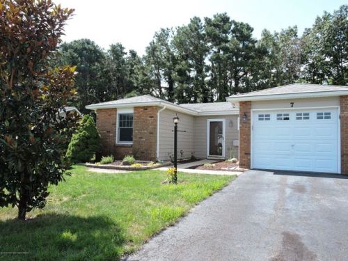 7 Arms Ct, Bricktown, NJ 08723-7126