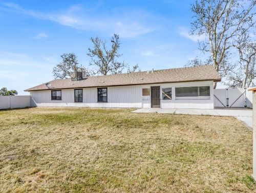 855 Mount Whitney Ave, Laton CA  93242-9724 exterior