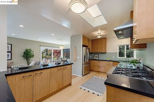 6730 Heartwood Dr, Oakland CA  94611-2337 exterior