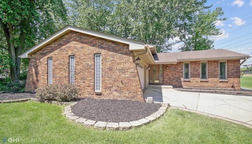 206 Omega Dr, Crown Point, IN 46307-8449
