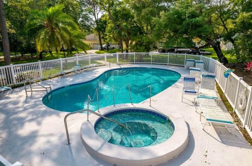 2122 Oak Forest Ln, Palm Harbor, FL 34683-1738
