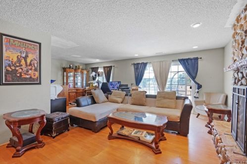 6040 Moraga Ave, Riverside CA 92509-6251 exterior