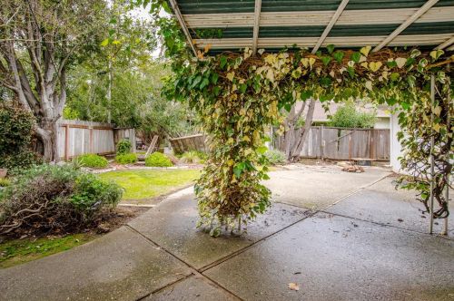 4 Casa Linda Dr, Woodland CA  95695-4612 exterior