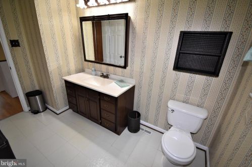 13 Saxony Dr, Riverton NJ  08077-4389 exterior