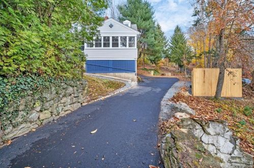 346 Middlebury Rd, Waterbury CT  06762-2601 exterior