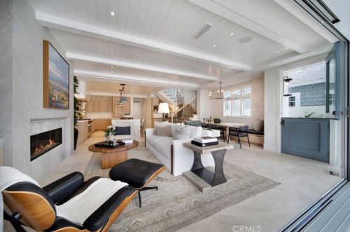 209 Crystal Ave, Newport Beach CA  92662-1313 exterior