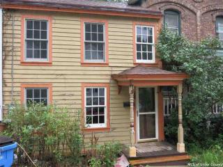 48 Tompkins St, Kingston, NY 12401-5658
