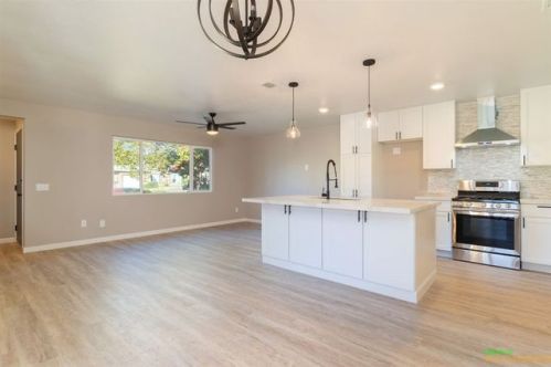4125 Lake Blvd, Oceanside, CA 92056-4732
