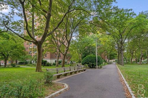 21-50 33rd Rd, Long Island City NY  11106-4601 exterior