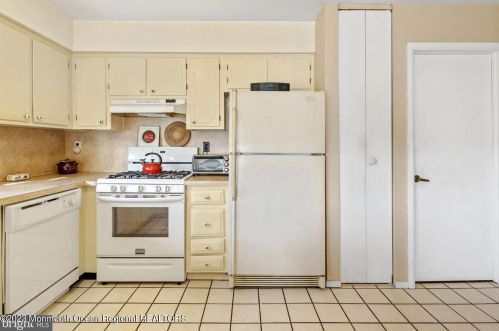 10 Lowell Ct, Bricktown NJ  08724-2423 exterior