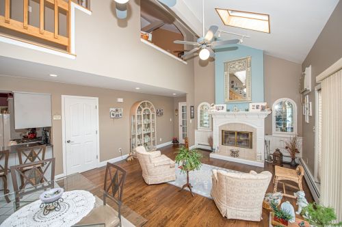 11 Juniper Ave, Hauppauge, NY 11779-5925