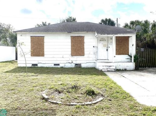 956 43rd St, West Palm Beach, FL 33407-3755