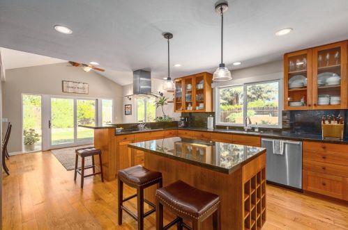 904 Crown Ave, Santa Barbara, CA 93111-1021