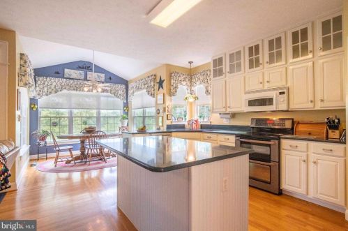 160 Manor Dr, Edinburg VA  22824-3579 exterior